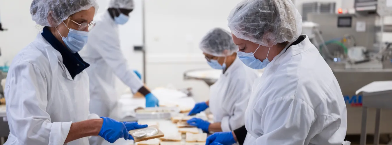 Employé.es des cantines du ponant en train de préparer les entrées