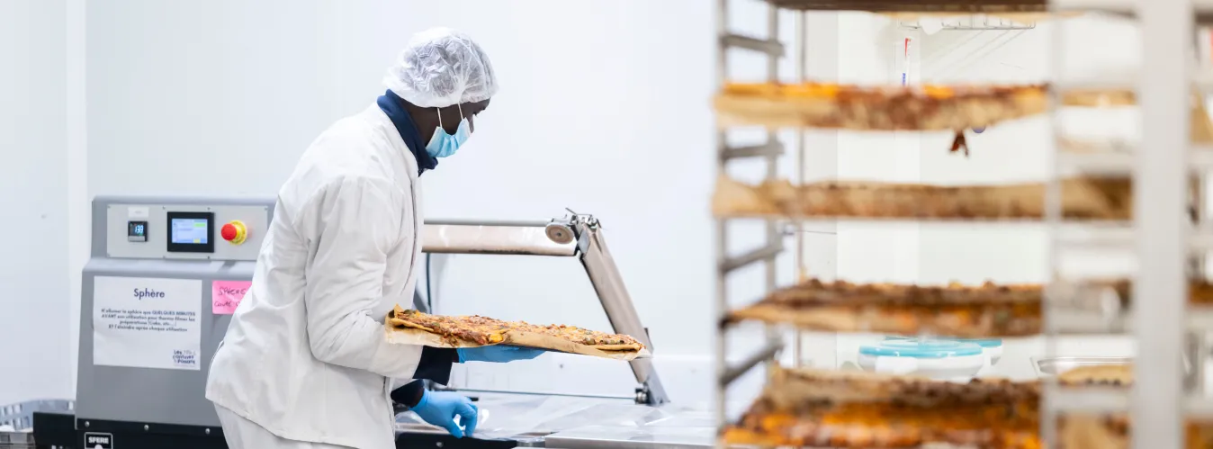 employé dans une cantines géré par la SPL Cantines du Ponant